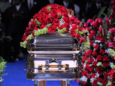 故マイケル・ジャクソン、51歳の誕生日にフォレスト・ローン墓地のホリー・テラスに埋葬