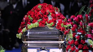 故マイケル・ジャクソン、51歳の誕生日にフォレスト・ローン墓地のホリー・テラスに埋葬