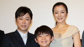 色香ムンムンの鈴木京香、子役の少年を母性全開で見守る!
