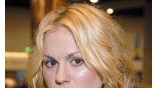 婚約したばかりのアンナ・パキン、妊娠を否定