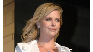 シャーリーズ・セロン、激怒して男性のおしりをパチーン!の痴話げんか