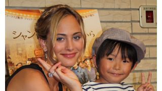 かわい過ぎるこども店長、美女からキスとハグの嵐に見舞われる!