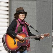 上野樹里の5つの顔が明らかに!路上でギター!エンディングテーマの作曲と歌も披露