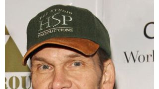パトリック・スウェイジ、車いすで病院を去る