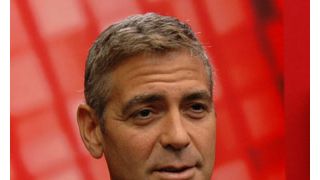 ジョージ・クルーニー、車のドアに手を挟んで骨折　スイスの病院へ