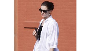 アン・ハサウェイの太もも丸出しの長い足にドキッ!白いワイシャツ一枚でデート?