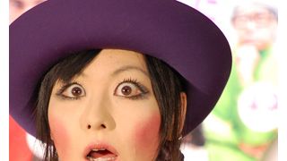 鳥居みゆきが密室でエレベーターガールのコスプレ!黒ネコのぬいぐるみは持参!?