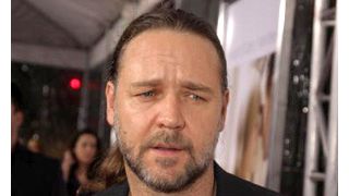 ラッセル・クロウ、ゴシップ女性記者と自転車ガチンコレース