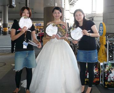 渋谷で女性のパンティーを配る花嫁出現！男子の希望者には深く追求せず贈呈…女ものですが