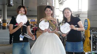 渋谷で女性のパンティーを配る花嫁出現！男子の希望者には深く追求せず贈呈…女ものですが