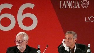 服を脱いでパンツ一丁で猛烈アピールの記者!ジョージ・クルーニーは笑顔で対応!ユアンは眉間にシワ