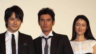 熱愛報道の松山ケンイチと小雪、視線をからませず…