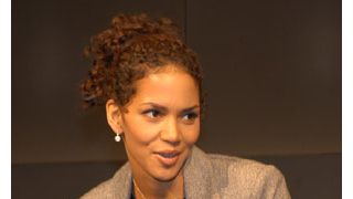ハル・ベリー、ウエストを絞ったドレスで妊娠説を一蹴