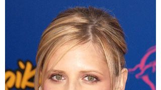 「バフィ」のサラ・ミシェル・ゲラーに女児誕生