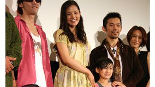 小西真奈美、ひざ上10センチのミニからナマ美脚を披露！初の母親役で優しい表情
