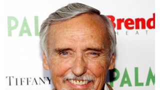 新型インフルエンザ？　デニス・ホッパーが救急車で病院へ