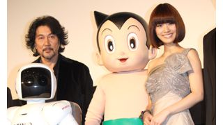艶やかドレス姿がまぶしい上戸彩に二足歩行ロボットのASIMOの反応は?