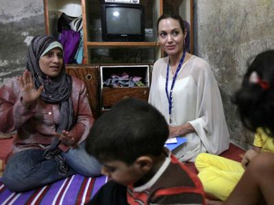 アンジェリーナ・ジョリーとブラッド・ピット、家族でイラク難民を訪問