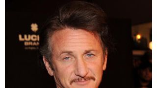 ショーン・ペンに暴行されたとパパラッチが警察に通報