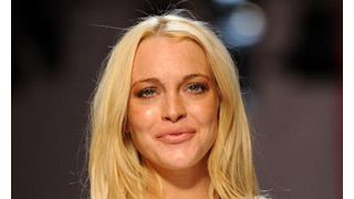 リンジー・ローハン、ファッションショーでの拍手に涙