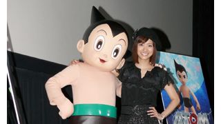 上戸彩、赤いブーツはアトムとおそろいでベレー帽は手塚治虫へのオマージュ！