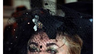 エリザベス・テイラー、無事に心臓手術を終えたことをファンに報告