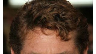 酔っ払ったデヴィッド・ハッセルホフ、助けに来た医者を殴る