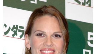 寝るときは裸のヒラリー・スワンク、恋人の6歳の息子の成長が悩み