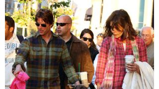 トム・クルーズ家のスーリちゃん、ハイヒールとコーヒーで大人ぶりっこ