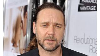 ラッセル・クロウが乗ったバンに消防車が接触