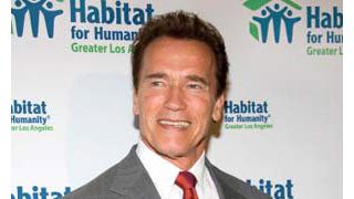 アーノルド・シュワルツェネッガーの妻マリア、運転中に携帯電話を使用して謝罪