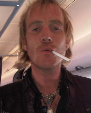 『パイレーツ・ロック』のリス・アイファンズ、飛行機でタバコを吸って周囲は激怒