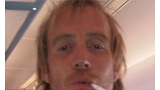 『パイレーツ・ロック』のリス・アイファンズ、飛行機でタバコを吸って周囲は激怒