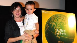 お母さん監督、ワンワン泣き叫ぶ2歳の子どもをあやしながらティーチイン!