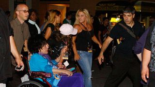 心臓手術を受けたばかりのエリザベス・テイラー、故マイケル・ジャクソンさんの子どもたちと遊園地へ