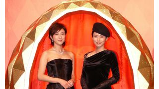広末涼子と中谷美紀が、黒のセクシー妖艶ドレスで美の競演!