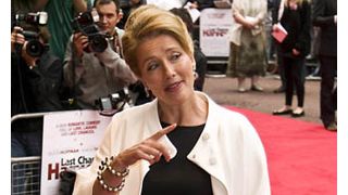 エマ・トンプソン、自慢の息子が卒業した大学で講義