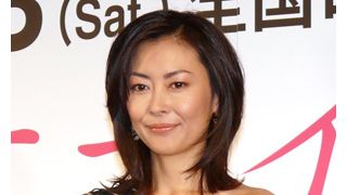 中山美穂、12年ぶりの主演映画!エキゾチックな肩出しドレスで登場!女優オーラに磨きがかかる!!