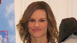 ヒラリー・スワンクが、女性として初めて大西洋単独横断飛行したパイロットについて語る