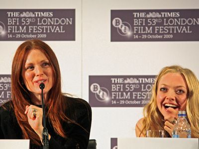ジュリアン・ムーアがアマンダ・セイフライドと女同士の官能的なベッドシーン『クロエ』－ロンドン映画祭
