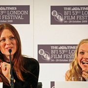 ジュリアン・ムーアがアマンダ・セイフライドと女同士の官能的なベッドシーン『クロエ』-ロンドン映画祭