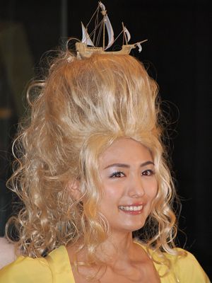川村ゆきえ、驚がくの金髪盛りヘアとコスプレで声優初挑戦！しかも主題歌はスーザン・ボイル