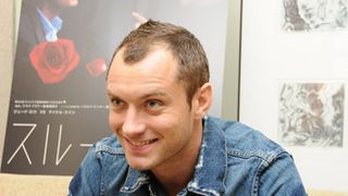 ジュード・ロウの舞台「ハムレット」がブロードウェイでも絶好調