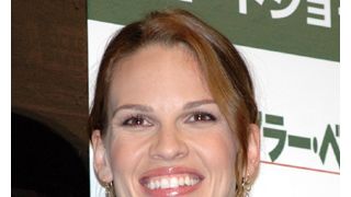 ヒラリー・スワンク、飛行機の操縦は子どもに戻った気分