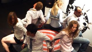 恐ろし過ぎる！スプラッタの最高峰『ソウ6』で生身の人間を使った映画告知看板が登場！