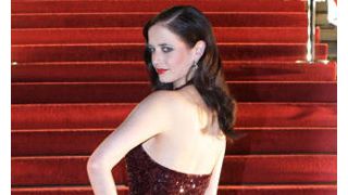 ボンドガールのエヴァ・グリーン、全裸でテーブルの上に！意外にも初のヌード写真