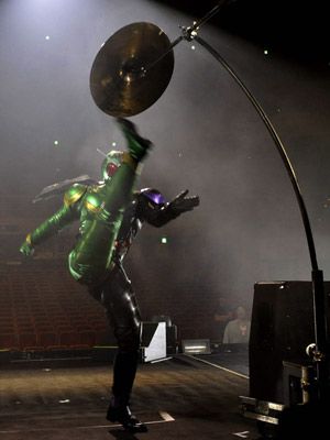 吉川晃司、コンサート中、いきなり仮面ライダーに変身？ライダーがまさかの…そのまま熱唱！