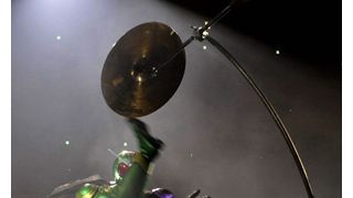 吉川晃司、コンサート中、いきなり仮面ライダーに変身?ライダーがまさかの…そのまま熱唱!