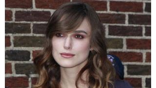 キーラ・ナイトレイ、特大の黒縁めがねで舞台リハーサル