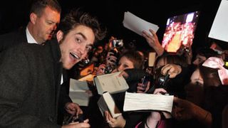 ロバート・パティンソン、噂の恋人クリスティン・スチュワートとファン・パーティーに出席